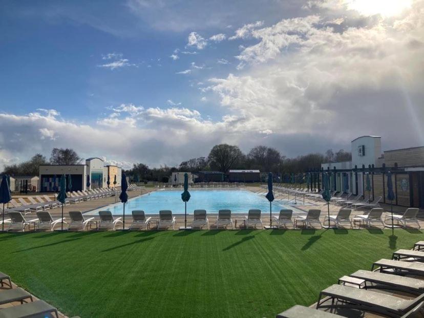 Muscovy Lodge With Hot Tub At Tattershall Lakes Country Park Exterior photo