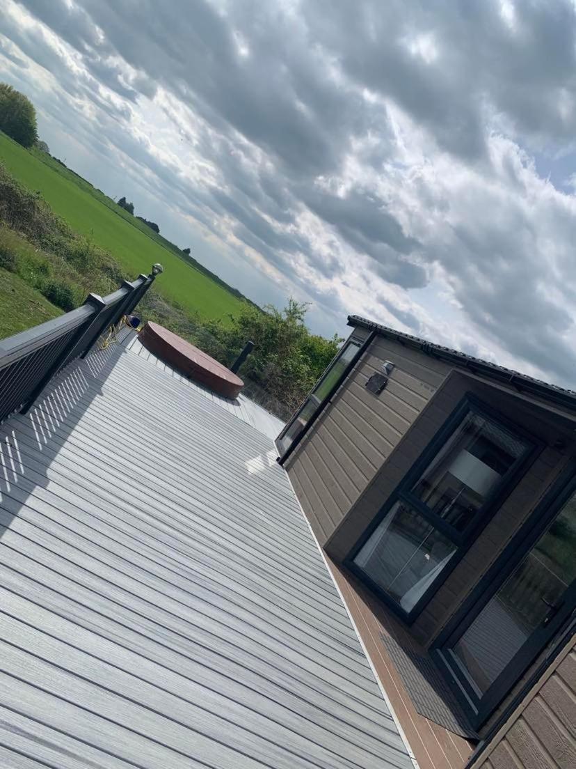 Muscovy Lodge With Hot Tub At Tattershall Lakes Country Park Exterior photo