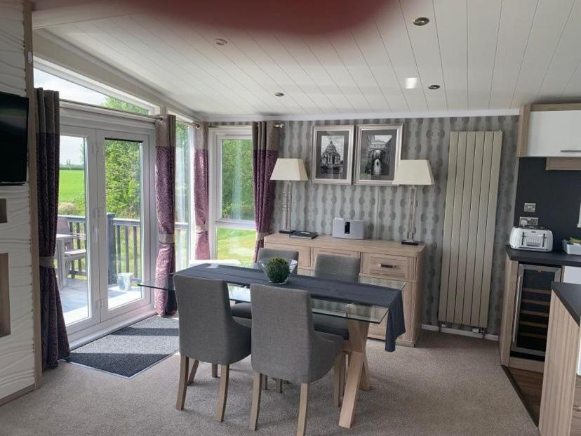 Muscovy Lodge With Hot Tub At Tattershall Lakes Country Park Exterior photo