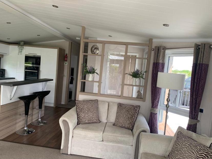 Muscovy Lodge With Hot Tub At Tattershall Lakes Country Park Exterior photo